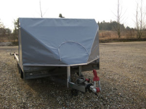 Flad trailer lige foran