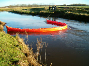 Flydespærring anvendes i en å