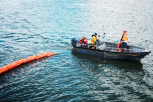 Flydespærring blev lagt rundt om skibet