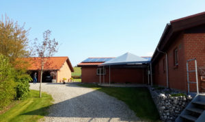 Terrasseoverdækning med jernkonstruktion - på afstand