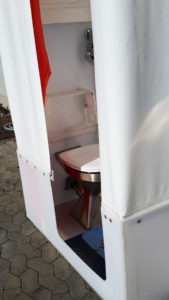 Toiletkabine - inde i kabinen