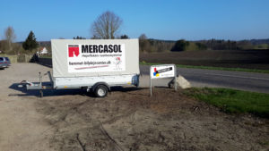 Trailer lidt væk fra