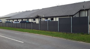 Vedligeholdelsesfrit hegn skråt